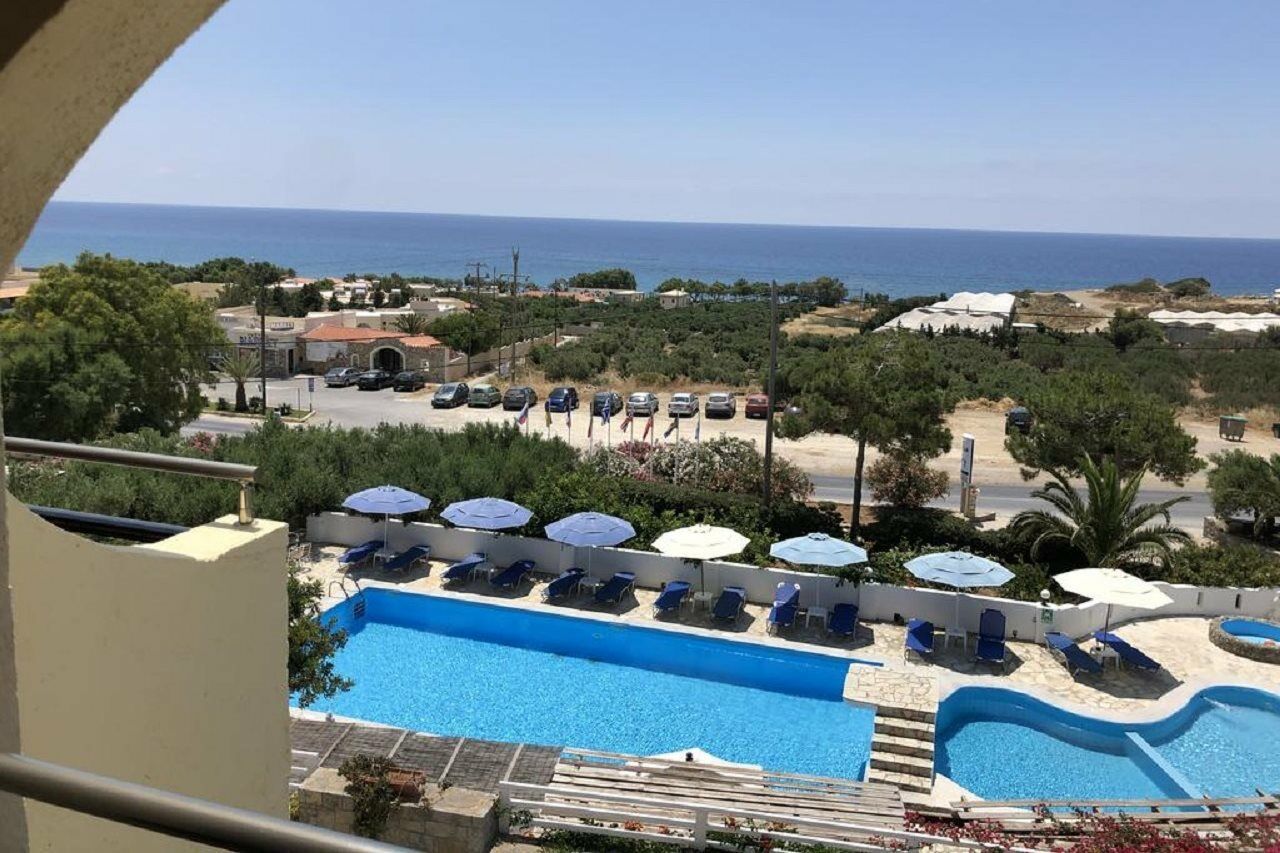 Blue Sky Hotel 考特索纳里 外观 照片