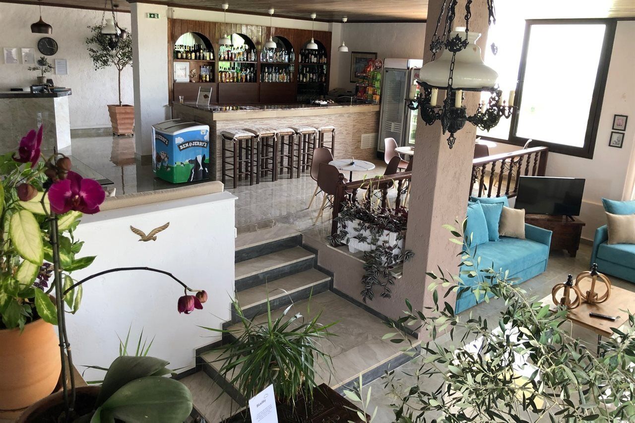 Blue Sky Hotel 考特索纳里 外观 照片